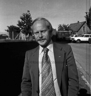 Kuhlwein, Eckart: geboren 11. April 1938: Diplom-Volkswirt und Journalist: Mitglied der SPD: Landesvorsitzender der Jusos 1969-1971: 1973/74 stellvertretender Vorsitzender der SPD in Schleswig-Holstein, ab 1975 im Landesvorstand: Landtagsabgeordneter 1971-1975: Kandidat der SPD für Wahl zum Bundestag im Wahlkreis 10: später Bundestagsabgeordneter 1976-1998: 1981/82 parlamentarischer Staatssekretär im Bundesministerium für Bildung und Wissenschaft