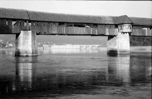 Bad Säckingen: Alte Rheinbrücke und Durchblick zum Kraftwerk