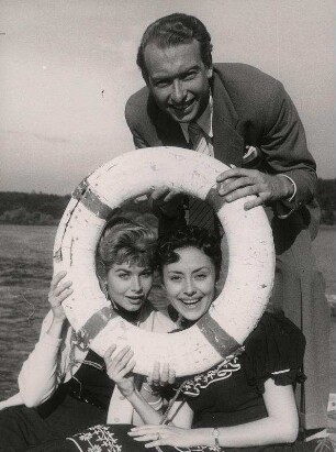 IFF. Georg Rado, Ivana Kislinger, Catarina Valente [mit der Gloria Flotte auf der Havel]