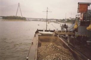 Baggerung der Rheinsohle bei Weißenthurm