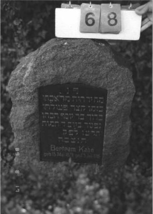 Grabstein 68 (Index: 100108904) Material: polierter Granit auf Granit Zustand: sehr gut Maße HxBxT: 94x56x24 cm Beschreibung: Stele, grob zubehauen, Schriftfeld eingetieft, eingesetzte Schriftplatte: Grabstein 68
