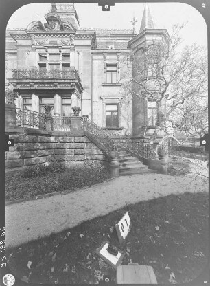 Löbau, Hartmannstraße 5. Villa Sanssouci (1889; B. F. Berthold). Straßenfront (Teilansicht, von der August-Bebel-Straße)