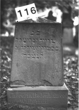 Grabstein 116 (Index: 99898912) Material: Sandstein Zustand: Abbrüche, sonst gut erhalten Maße HxBxT: 70x41x17 cm Beschreibung: niedrige obeliskenartige Stele: Grabstein 116