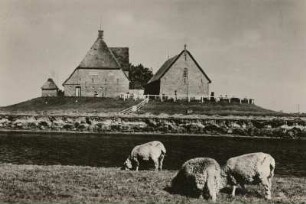 Hallig Hooge. Kirchwarft mit St.-Johannis-Kirche und Pfarrhof