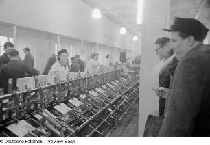 Besucher vor einer Druckmaschine