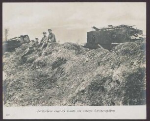 Zerschossene englische Tanks vor unseren Schützengräben