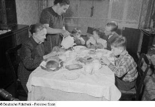 Eine Familie beim Mittagessen