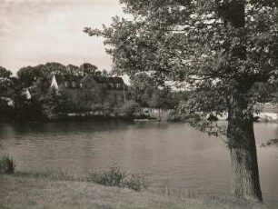 Grillenburg. Jagdschloss Grillenburg. Ansicht über den Schlossteich