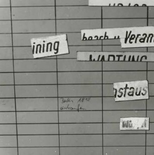 Erdgeschoß. Aufklappbarer Kasten mit Dienstplan und Landkarten