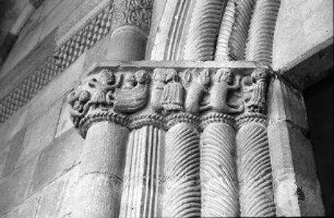 Lautenbach: Figuren im romanischen Bogen