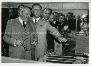 Ludwig Erhard eröffnet die Druck- und Papierausstellung in Düsseldorf