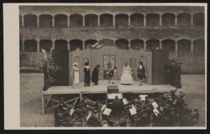 Bühnenszene aus Carlo Goldonis "Der Diener zweier Herren" in der Felsenreitschule bei den Salzburger Festspielen 1926