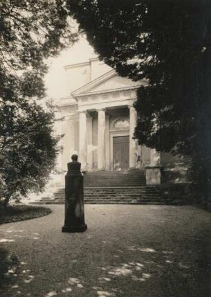 Wolkenburg, St. Mauritiuskirche. Westfront mit Denkmal Detlevs von Einsiedel