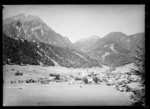 Österreich. Fulpmes im Stubaital. Ortsansicht mit Kalkkögel