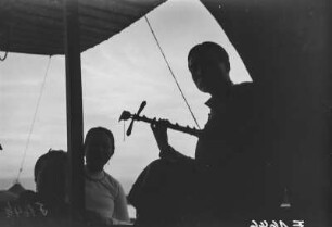 Gruppe beim Musizieren (Deutsche Ostasien-Expedition 1937/1939)