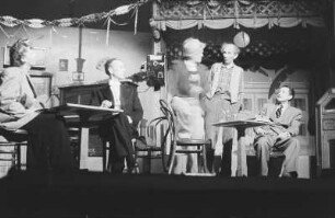 Szenenbilder aus dem Stück "Ein Leben lang" von William Saroyan im Schlossparktheater Berlin-Steglitz