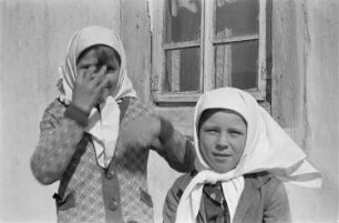 Zweiter Weltkrieg. Zur Einquartierung. Sowjetunion. Zwei Mädchen vor einer Bauernhütte