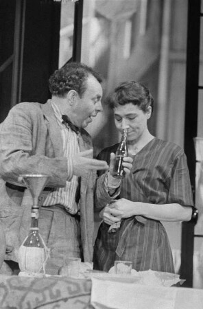 Szenenbilder aus "Lügen haben lange Beine" von Eduardo de Filippo mit Musik von Günter Hauk (Regie: Werner Schulz-Wittan, Ausstattung: Dieter Berge). Maxim-Gorki-Theater Berlin, 21.02.1958 (Premiere am 25.02.1958) : Mit Lotte Loebinger als Carmela, Evamaria Bath als Olga, Ruth Kommerell als Constanza, Eva-Maria Hagen als Angelina, Heinz Scholz als Libero, Wilhelm Gröhl als Benedetto, Walter Jupé als Guglielmo, Hermann Dieckhoff als Roberto, Hildegard Röder als Graziella, Friedel Nowack als Christina, Wolfgang Hübner als erster Sohn u. a.