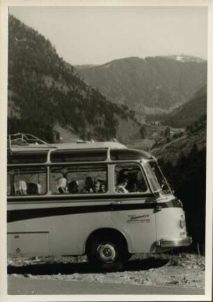 Reiseomnibus im Schwarzwald