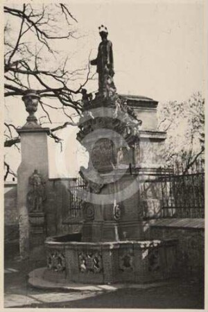 Denkmal am Schloss Heinrichau