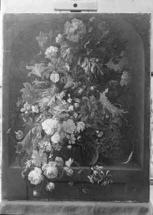 Vase mit Blumen in einer Nische