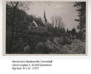 Jugenheim an der Bergstraße, Evangelische Kirche / im Vordergrund: blühende Obstbäume