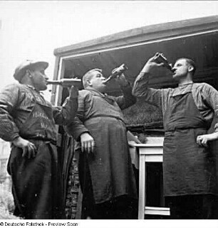 Möbelträger der Firma Wilhelm Gras.../Möbeltransporte beim Biertrinken vor ihrem Transportfahrzeug