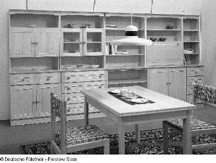Ausstellungskoje mit Wohnzimmermöbeln des VEB Möbelkombinat Dresden-Hellerau