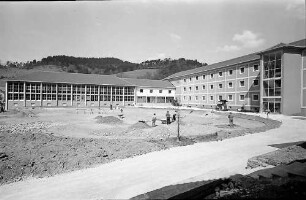 Freiburg i. Br.: Turnhalle und Schulbau des Neubaus des Berthold-Gymnasiums
