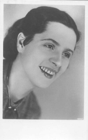 Porträt Erna Dietrich. Fotografie (Weltpostkarte mit Widmung verso, bezeichnet "Döbeln, April 1939"), vor bzw. 1939