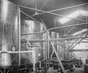 Tanks zum Lagern versandfertigen Öls : Technikgeschichte | Technologie | Erdölindustrie | Raffinerie Wilhelmsburg a. E | Deutsche Erdöl AG