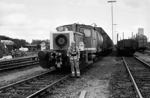 Matyla, Günter: Lokführer bei der Deutschen Bahn auf dem Bad Oldesloer Rangierbahnhof beim Ankoppeln einer 240 Pferdestärken (PS) starken Diesel-Lok
