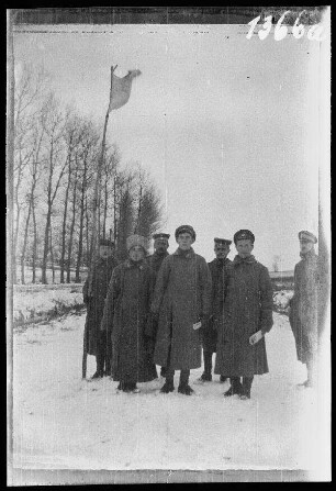 bei Illawcze (=Ilavche, Ukraine) am Dometscherposten: 7 Offiziere mit weißer Fahne Parlamentärflagge?] in der Mitte einer verschneiten Landstraße "zwischen den Linien" bzw. ("russische Parlamentäre: Garde-Regiment Ismailowski, Hauptmann Kilew")