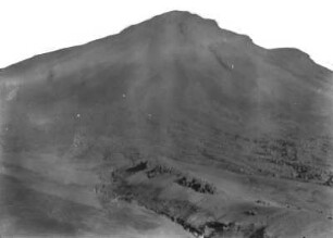 Pico do Fogo : Blick vom Tal auf den Pico do Fogo, den Gipfel der Vulkaninsel Fogo.