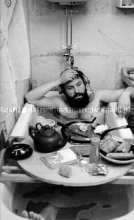 Hans Hendrik Grimmling in der Badewanne