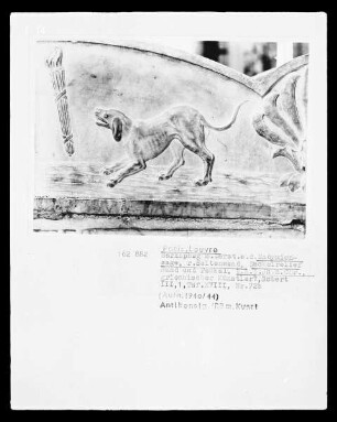 Rechte Seitenwand, Deckelrelief: Hund und Fackel