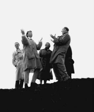 Gruppenbild mit Schauspielern und Regisseur während der Dreharbeiten zu den Abenteuern des Til Ulenspiegel
