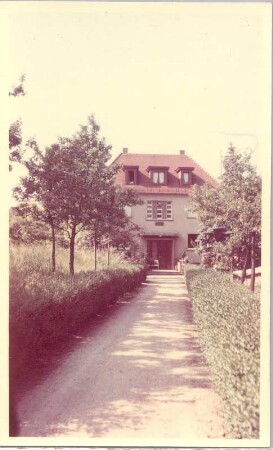 Wohnhaus : Meißen, Stadtparkhöhe 6. Wohnhaus (1934-1935). Heckenweg mit Haupteingangsfront