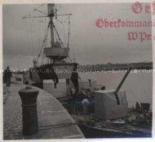 Wehrmachtssoldaten, Minensuchboot mit abwehrbereitem Bordgeschütz (Flak)