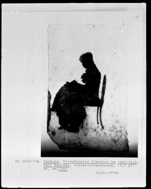 Schattenriss-Zeichnung in einem Skizzenbuch: sitzende Frau