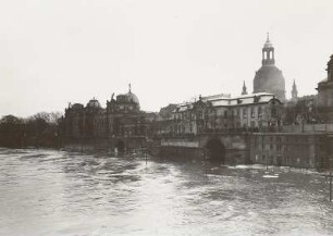 Dresden-Altstadt. Elbehochwasser im Frühjahr am Terrassenufer. Blick von der Augustusbrücke