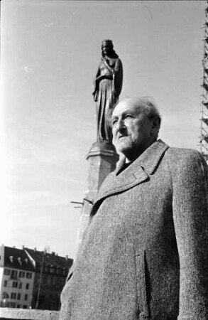 Freiburg i. Br.: Marienbrunnen vor der Herz-Jesu-Kirche, Prof. Engelmann vor der Figur