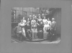 Gruppenbild zur Silberhochzeit des Ehepaares Schulze (Familie mit Gästen) in Chemnitz