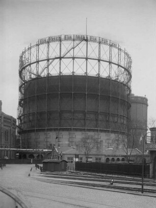 Hamburg-Grasbrook. Der 1909 errichtete Teleskop-Gasspeicher (Riesengasometer) der Hamburger Gaswerke GmbH