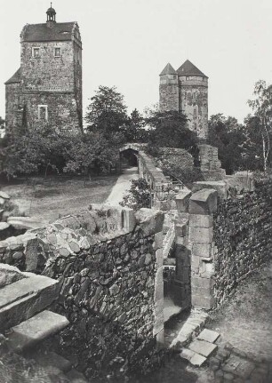 Stolpen. Burg. Seigerturm (um 1509) und Johannisturm (auch Coselturm; 1509) von Südwest