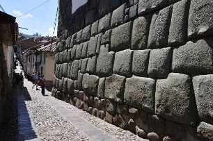 Cusco - Mauer aus fugenlos verarbeiteten Steinen : Eine Mauer aus fugenlos verarbeiteten Steinen aus der Inka-Zeit begrenzt eine enge Gasse. Aufgenommen am 30. August 2011 in der einstigen Inka-Hauptstadt Cusco