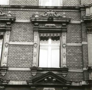Cottbus, Straße der Jugend 11. Wohn-und Geschäftshaus (E. 19. Jh.). Fenster (2.OG)