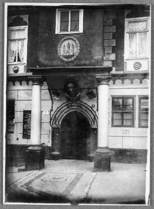Eingangsportal zum Rathaus in Schleußingen