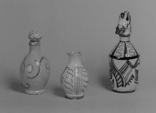 Flasche mit bärtigem Männerkopf als Stöpsel : Zwei Flaschen und Vase. Fayence, bemalt, glasiert (um 1925; K. Feuerriegel). Museum im Schloß Frohburg V 551/96, V 552/96, V 553/96