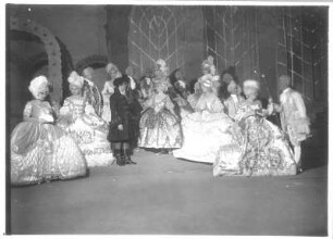 Die Elixiere des Teufels. Ballett (Pantomime) nach E. T. A. Hoffmann, bearbeitet von E. Cleve-Petz mit Musik von Jaap Kool. Ellen von Cleve-Petz als Aurelie, Felix Steinböck als Medardus, Erich Ponto als Belcampo, Gino Neppach als Graf Victorin, Susanne Dombois als Heilige. Staatsoper Dresden, Uraufführung 2.12.1925 unter Leitung von Kurt Striegler (Choreographie: E. Cleve-Petz, Regie: G. Kiesau, Bühnenbild: A. Mahnke, Kostüme: L. Fanto). Fotografie (Negativabzug auf Papier) von Ursula Richter